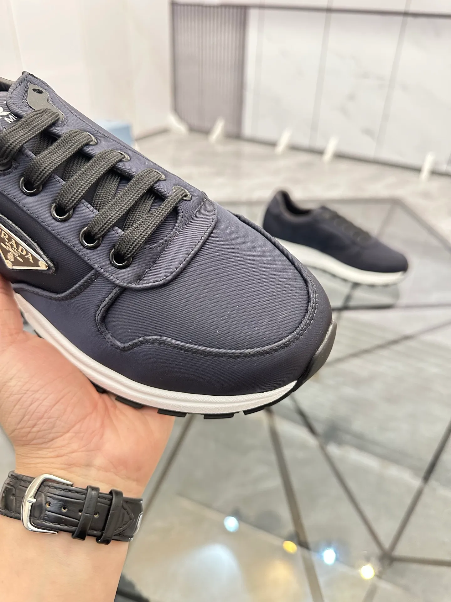 Men's shoes: 💰P440¥ Product trademark: Prada *"Prada*" low-top casual shoes Regular size: 38-44 (can be customized to 45.46) Product materials: Upper imported from the counter original fabric, sheepskin lining, original outsole. Number: 835